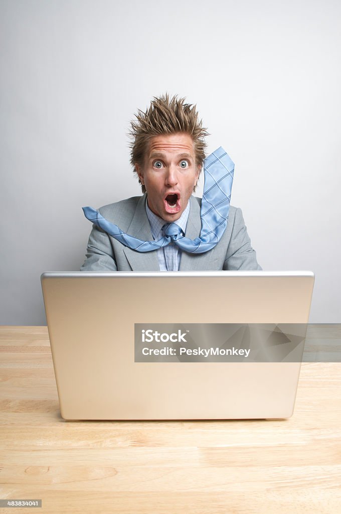 Потрясен бизнесмен в Интернет с помощью ноутбука на рабочий стол - Стоковые фото Юмор роялти-фри
