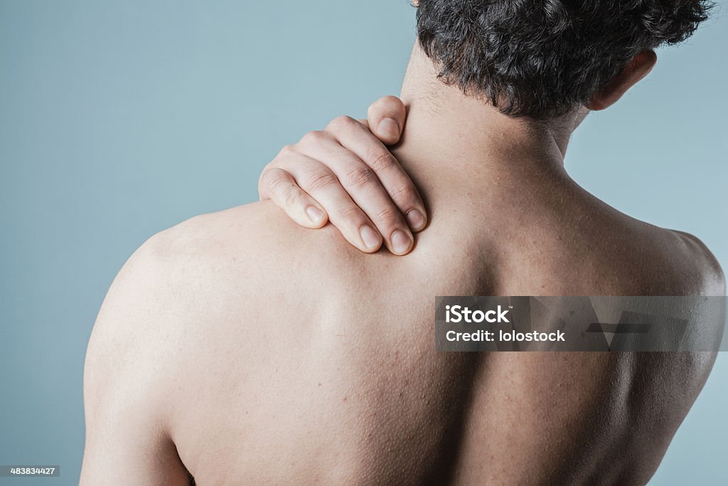 Junger Mann massieren seine Schmerzen Nacken - Lizenzfrei Rückansicht Stock-Foto