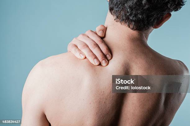 Junger Mann Massieren Seine Schmerzen Nacken Stockfoto und mehr Bilder von Rückansicht - Rückansicht, Nackt, Schmerz