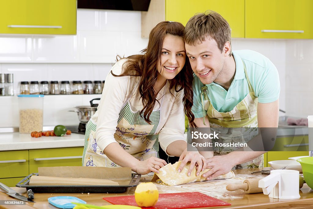 Casal culinária Torta de maçã na cozinha de casa - Foto de stock de Adulto royalty-free