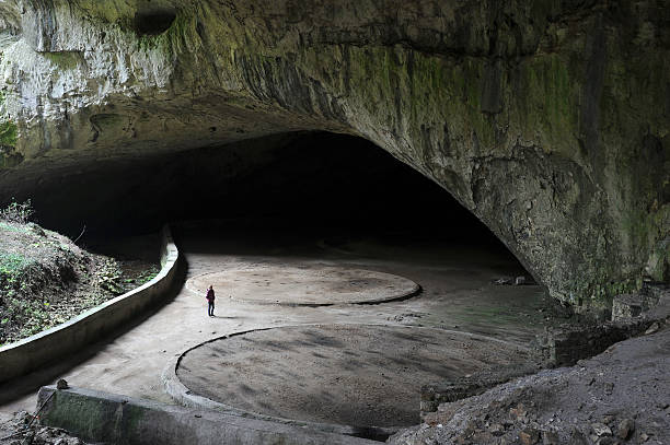 mulher no interior devetashka cave - spelaeology imagens e fotografias de stock