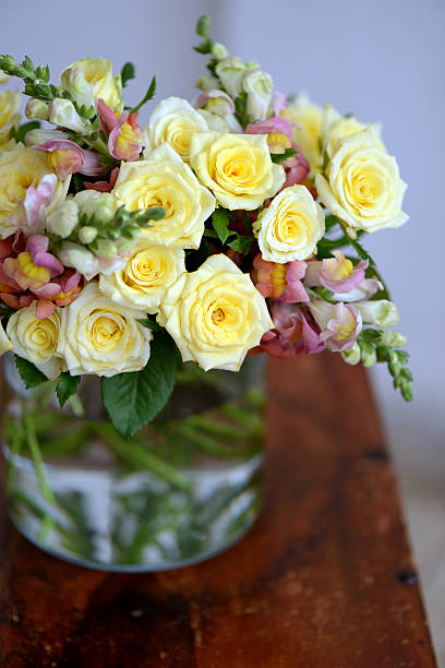 istock Beautiful yellow roses in vase 483837953