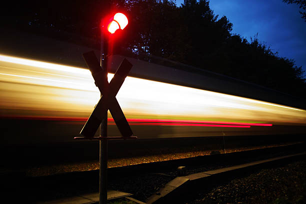 accelerando treno passando da - single word lighting equipment illuminated photographic effects foto e immagini stock