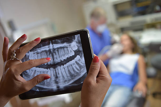 歯科医 office -デジタルタブレットで、患者の x 線 - 歯 写真 ストックフォトと画像