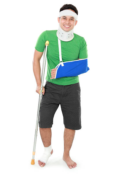 maschi con braccio rotto e stampella - men crutch isolated support foto e immagini stock