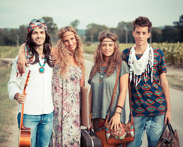 hippy grupo pasos en una campiña calle - 1970s style women hippie retro revival fotografías e imágenes de stock