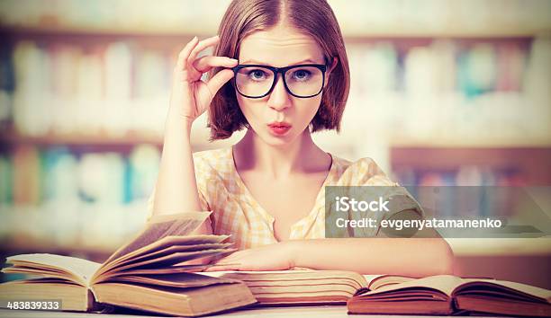 Funny Chica Estudiante Leer Libros Con Gafas Foto de stock y más banco de imágenes de Aprender - Aprender, Estudiante, Estudiar