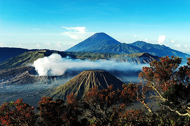 bromo und semeru mount indonesien - bromo crater stock-fotos und bilder