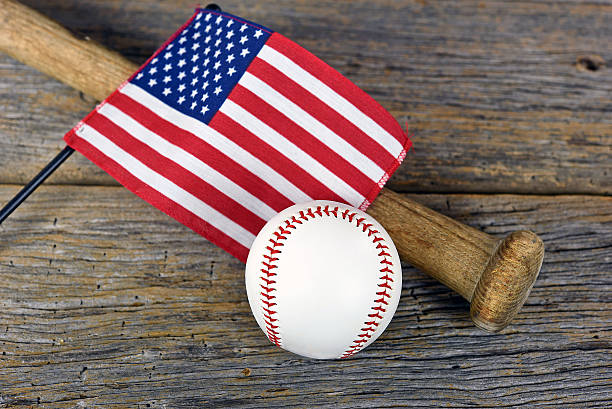 amerykańska flaga na kij baseballowy - baseball baseball bat baseballs patriotism zdjęcia i obrazy z banku zdjęć