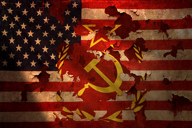 ディストレスト加工のアメリカの国旗に共産主義を示すシンボルスルー - cicle ストックフォトと画像