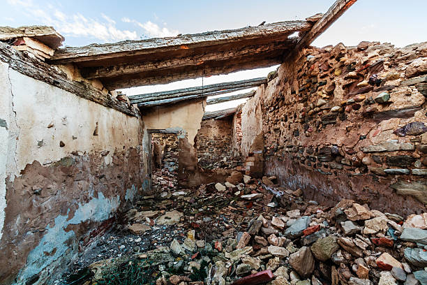 istock Abandoned house in ruins 483856553