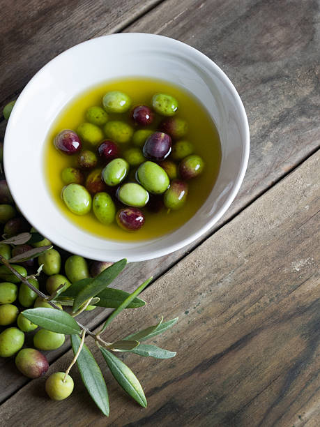 azeite e azeitonas - olive oil pouring antioxidant liquid imagens e fotografias de stock