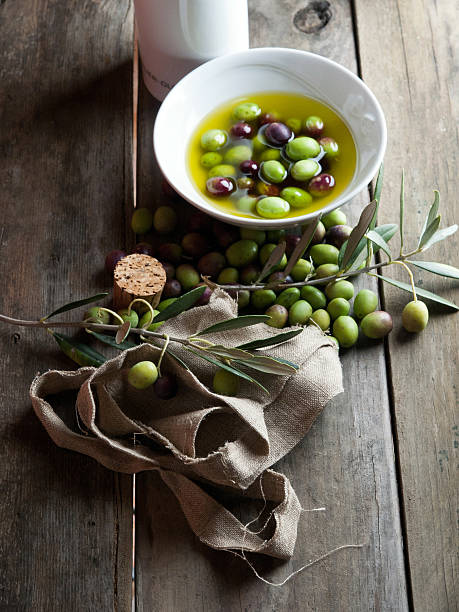 olivenöl und oliven - olive oil pouring antioxidant liquid stock-fotos und bilder