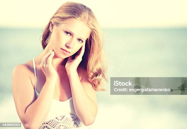 Piękna Młoda Kobieta Na Morze Ocean - zdjęcia stockowe i więcej obrazów Biały - Biały, Blond włosy, Dorosły