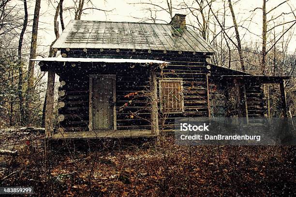 Abandonado Cabina Foto de stock y más banco de imágenes de Embrujado - Embrujado, Cobertizo, Cabaña de madera