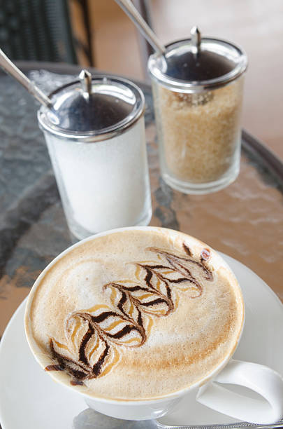 xícara de café com café latte guarnição - biscotti coffee cappuccino latté imagens e fotografias de stock