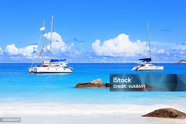 Hermoso Anse Lazio Foto de stock y más banco de imágenes de Aire libre - Aire libre, Amarrado, Arena