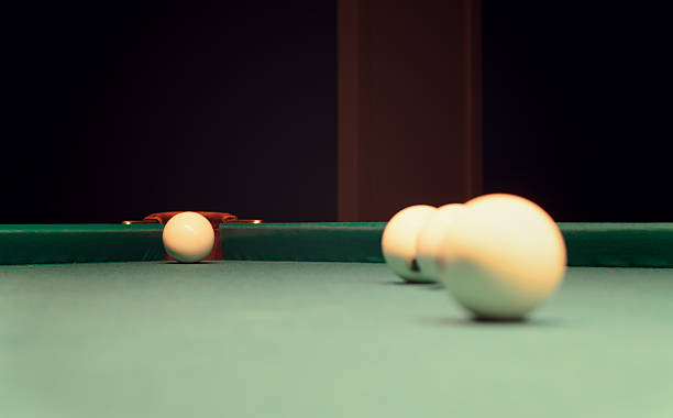 bolas de bilhar no topo de mesa de bilhar - baize imagens e fotografias de stock