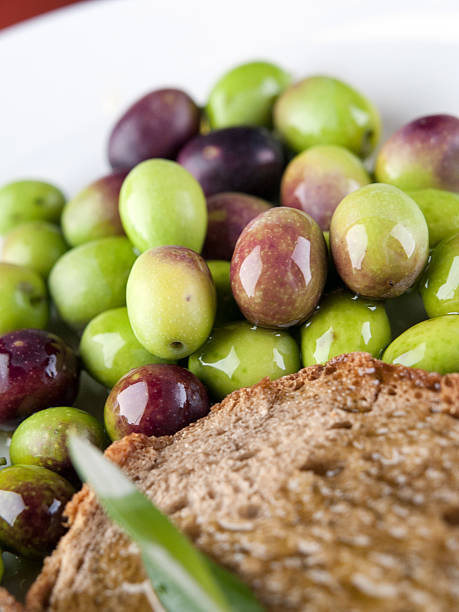 azeite e azeitonas - olive oil pouring antioxidant liquid imagens e fotografias de stock