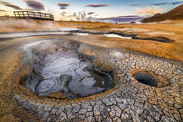 obszar hverarondor hverir energia geotermalna na islandii w pobliżu jezioro mývatn - sulphur landscape fumarole heat zdjęcia i obrazy z banku zdjęć