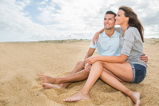 retrato de casal jovem de estar na praia - traval - fotografias e filmes do acervo