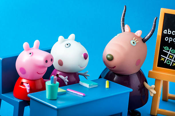 cerdo peppa animados de televisión de caracteres: peppap, suzy, madame gacela - peppa pig figurine toy fotografías e imágenes de stock