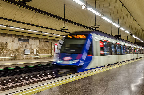 métro en movimiento - paris metro train photos et images de collection