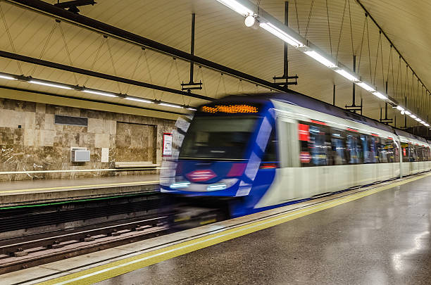 metrô en movimiento - paris metro train - fotografias e filmes do acervo