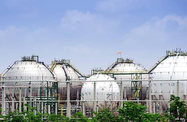 istock The silver and white huge storage natural gas tanks 483874399