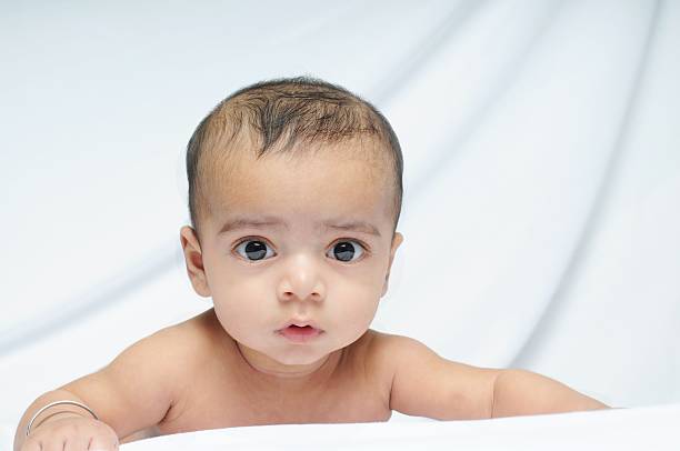 portrait of a little baby contempla la cámara. - child asian and indian ethnicities facial expression asia fotografías e imágenes de stock