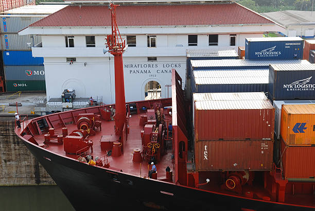 파나마운하 트랜싯 - panama canal panama container ship industrial ship 뉴스 사진 이미지