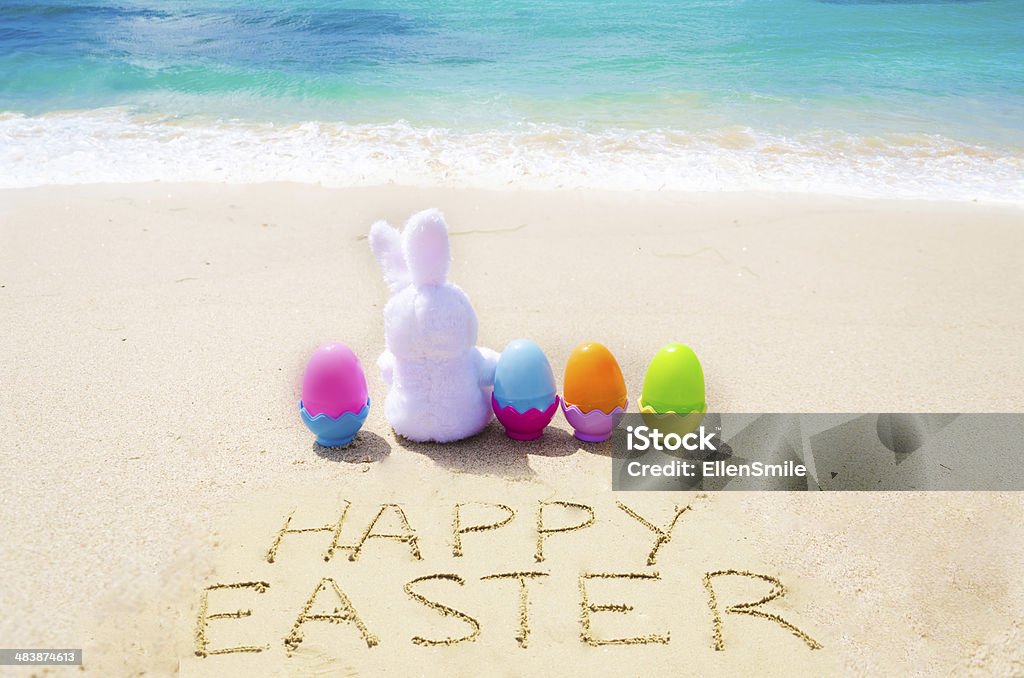 - Frohe Ostern mit Hase und Eier auf dem Strand - Lizenzfrei Ostern Stock-Foto