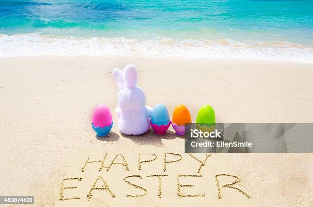 Frohe Ostern Mit Hase Und Eier Auf Dem Strand Stockfoto und mehr Bilder von Ostern - Ostern, Strand, Ei