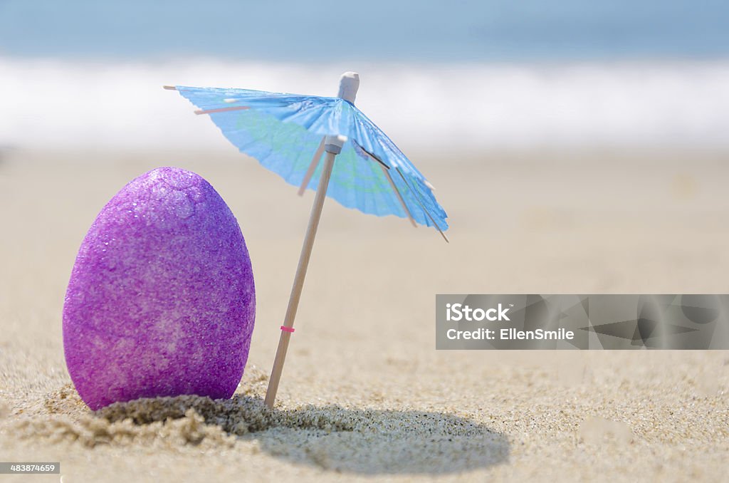 Uovo di Pasqua sulla spiaggia - Foto stock royalty-free di Pasqua