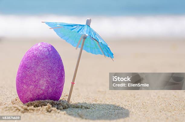 Uovo Di Pasqua Sulla Spiaggia - Fotografie stock e altre immagini di Pasqua - Pasqua, Spiaggia, Beige