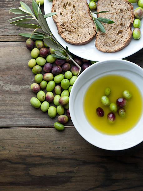 olivenöl und oliven - olive oil pouring antioxidant liquid stock-fotos und bilder