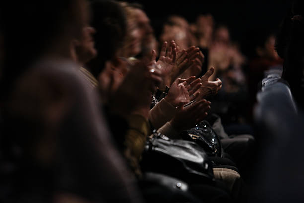 audiencia las palmas de las manos - movie clapper fotografías e imágenes de stock