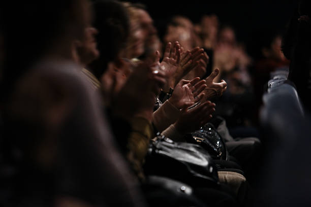 audience clapping their hands - theater publiek stockfoto's en -beelden