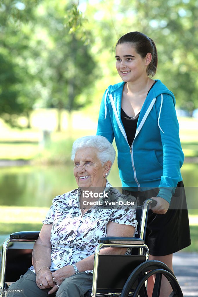 Пожилая женщина в инвалидной коляске - Стоковые фото Подросток роялти-фри