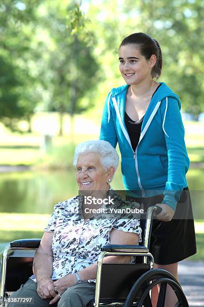 Пожилая Женщина В Инвалидной Коляске — стоковые фотографии и другие картинки Подросток - Подросток, Инвалидное кресло, Поддержка