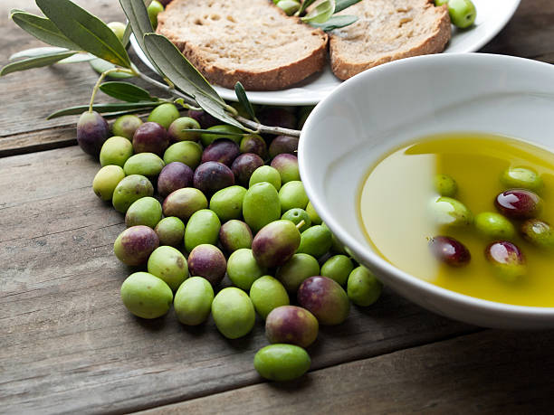 azeite e azeitonas - olive oil pouring antioxidant liquid imagens e fotografias de stock