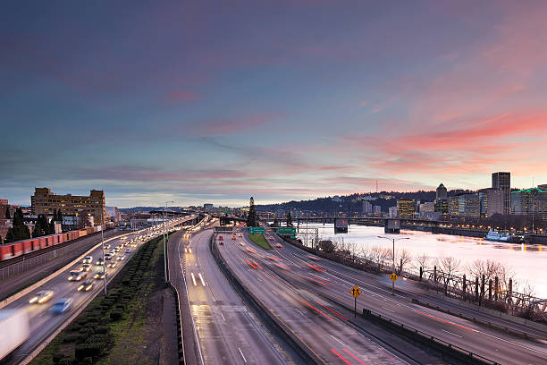 Portland Freeway hora do Rush tráfego - foto de acervo