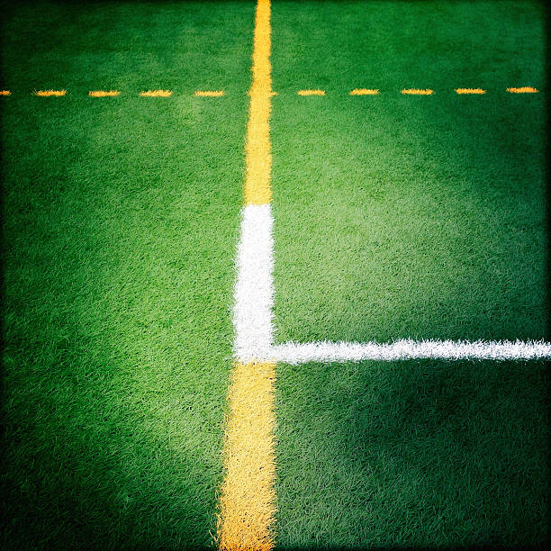 césped artificial - football field artificial turf end zone turf fotografías e imágenes de stock