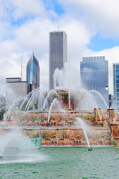 istock Chicago skyline with Buckingham fountain 483905672