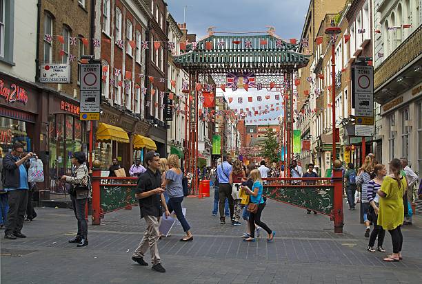 chinatown in the soho area in london, england - gerrard 個照片及圖片檔