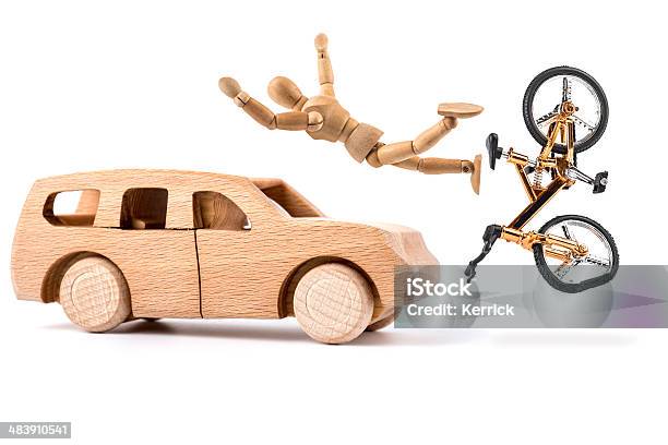 Hölzerne Kleiderpuppe Fallen Fahrrad Mit Unfall Stockfoto und mehr Bilder von Holz - Holz, Unfall - Ereignis mit Verkehrsmittel, Unfall - Konzepte