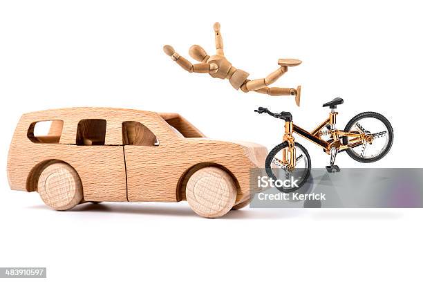 Hölzerne Kleiderpuppe Fallen Fahrrad Mit Unfall Stockfoto und mehr Bilder von Dummy - Dummy, Auto, Kleiderpuppe