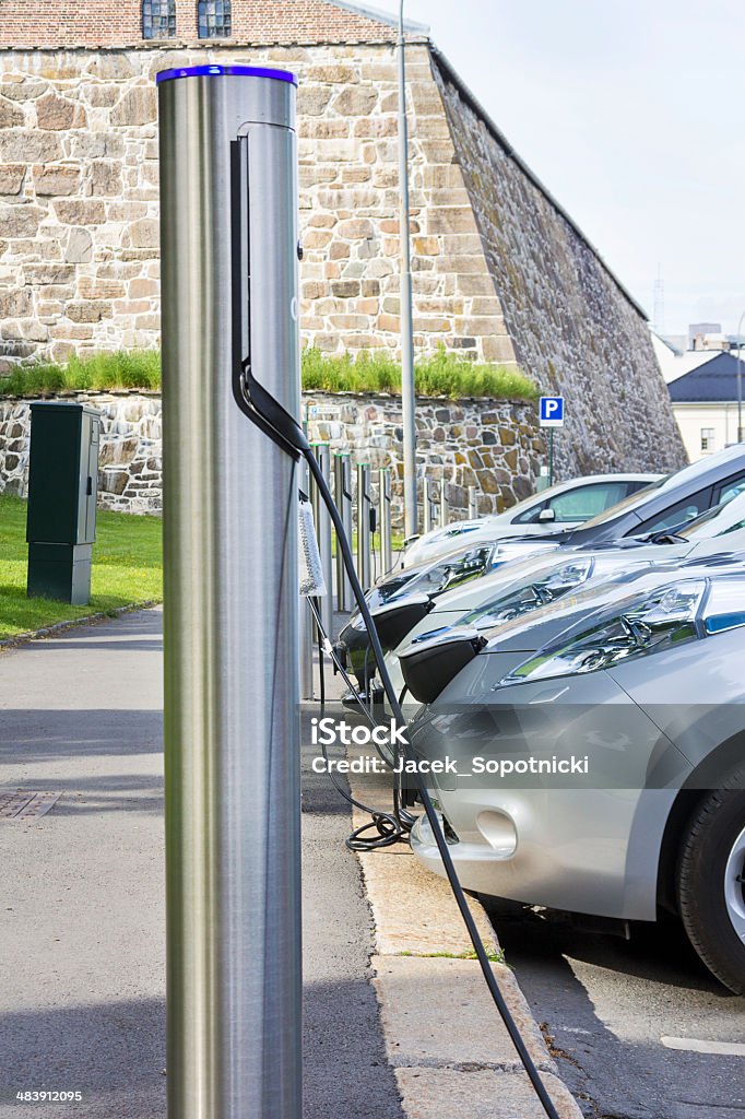 Carro elétricos conectados à energia - Foto de stock de Carro elétrico royalty-free