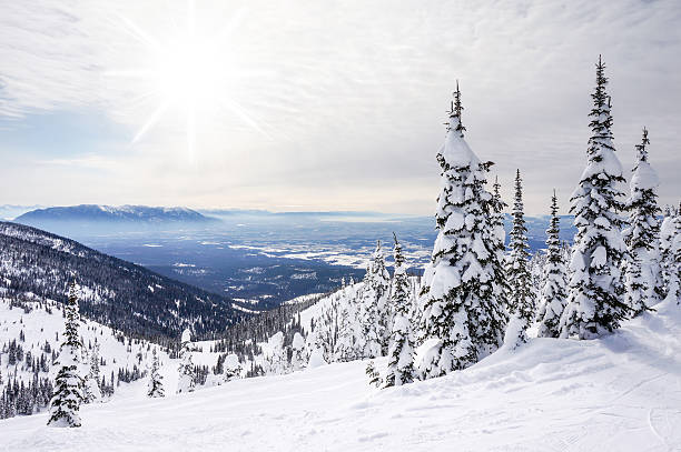 paisaje de invierno en las montañas en grandes whitefish, montana - natural landmark winter season mountain peak fotografías e imágenes de stock