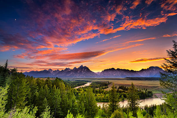 coucher de soleil estival sur la rivière snake surplombent - wyoming photos et images de collection